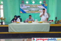 Kepala Desa Karangbaru, Komarudin Ambarawa (pojok kanan), membarikan sambutan pada kegiatan Musdes APBDes Perubahan tahun anggaran 2025.