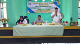 Kepala Desa Karangbaru, Komarudin Ambarawa (pojok kanan), membarikan sambutan pada kegiatan Musdes APBDes Perubahan tahun anggaran 2025.