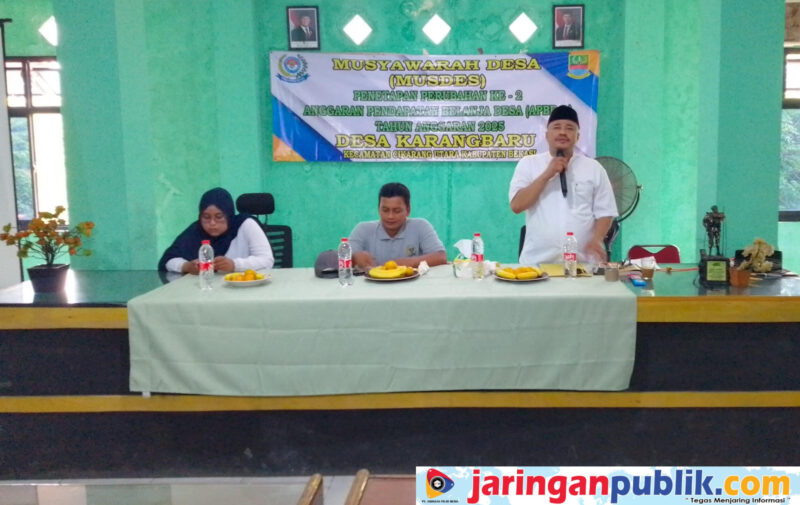 Kepala Desa Karangbaru, Komarudin Ambarawa (pojok kanan), membarikan sambutan pada kegiatan Musdes APBDes Perubahan tahun anggaran 2025.