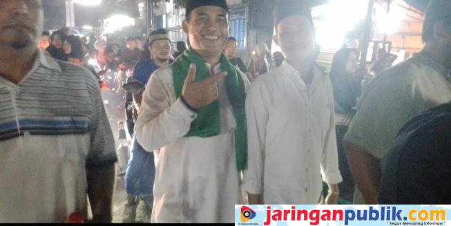 Kepala Desa Karangasih, Samsu Dawam bersama warga masyarakat Desa Karangasih melakukan kegiatan pawai obor dimalam Tahun Baru Islam 1448 Hijriah 
